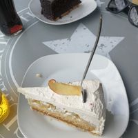 Vegane Sachertorte und Bratapfeltorte at Die Süsse Genusswerkstatt in Nuremberg