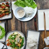 ספרינגרול קבבים וירקות מוקפצים עם אורז at Veggie Box in Phong Nha