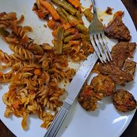 Bifinho de soja, macarrão, bolinho de abóbora, cenoura e vagem! Sumo de laranja pra acompanhar :) at Viva Melhor in Natal