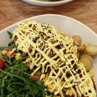 tostada scramble bumble. pan masa madre con tofu revuelto con shitake, salsa, rúcula y patatas. opcional aguacate. at Bohl in Barcelona