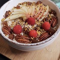 Apple pie porridge
bol d'avoine, pomme et cannelle Toppings: pomme,
framboises, noix de pécan et raisins secs at Bohl in Barcelona