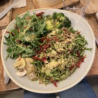 Pasta al pesto, con brocoli, tomate seco…😋 at Bohl in Barcelona