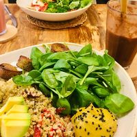 Amazing salad bowls & smoothies 😍 at Bohl in Barcelona