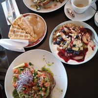 Waffeln, Frühstücksbowl und belegte Brote. at Hermann in Freiburg