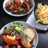 Grillz & Straight Outta Oven, zusätzlich Pommes  at Hermann in Freiburg