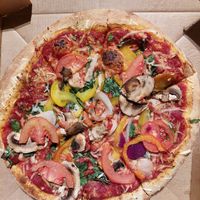 'Vegan Veggi' with tomato sauce, vegan cheese, mushrooms, bell pepper, onion, fresh spinach & tomato (12.99€) at Domino's Pizza - Ceintuurbaan in Amsterdam