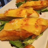 Tostas con sobrasada,cebolla y queso vegano at Cafe Madrigal in Valencia