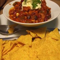 Chili con nachos y mayo de aguacate at Cafe Madrigal in Valencia
