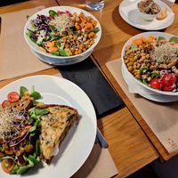 Bowls de no pollo y quiche at Cafe Madrigal in Valencia