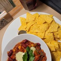 Chilli sin carne y tinto de verano at Cafe Madrigal in Valencia
