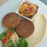 Hamburguesa de lenteja con verduras y mayo de anacardos at Cafe Madrigal in Valencia