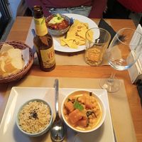 Cigrons al curre i chilli no-pollo at Cafe Madrigal in Valencia