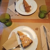 Pastis de poma i pastis de carrota at Cafe Madrigal in Valencia