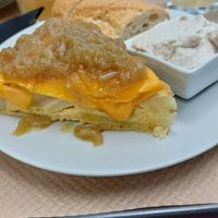 Tortilla mit Käse-Zwiebel-Topping at Cafe Madrigal in Valencia