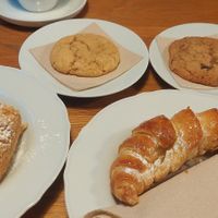 Tarta de manzana, croissant, cookie de limón y almendra, y cookie de chocolate at Cafe Madrigal in Valencia