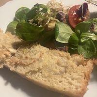 Quiché de tofu y cebolla. Ensalada salsa tahin  at Cafe Madrigal in Valencia