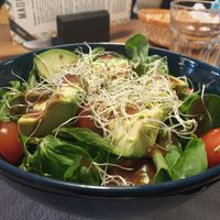 Ensalada rúcula, tomate y aguacate con salsa balsámica at Cafe Madrigal in Valencia