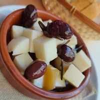 Tapa queso y aceitunas at Cafe Madrigal in Valencia