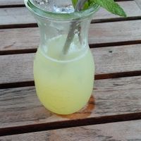 Lemon drink at Jorden ar bla som en apelsin in Uppsala