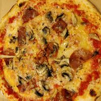 Ham pizza at deWeggie's in Barcelona