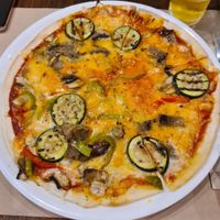 Pizza with vegan cheese 🤩 at Messié Pizza in Barcelona