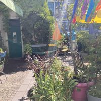 Süßer kleiner Garten im Hinterhof   at Gartensalon in Munich