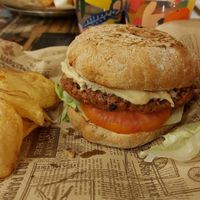 Hamburguesas de soja y remolacha/ Soy and beetroot burger at La Taberna Mediática in Aguilas