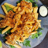 Frytki i skrzydełka z boczniaków at Chwast Prast in Torun