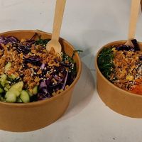 Tamaño grande (I) y mediano (D) at Akaka Poke in Dublin