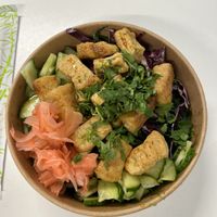 poke prefatta chiamata tofu shoyu con riso sushi, cavolo rosso, wakame, cetrioli, salsa shoyu, zenzero e tofu  at Akaka Poke in Dublin