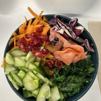 Poke creata da me con quinoa, cavolo rosso, wakame, zenzero, carote, melograno e jackfruit  at Akaka Poke in Dublin