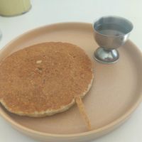 Panqueca vegan com maple at Maria Limão in Lisbon