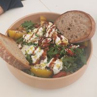 Salada vegetariana (com burrata) at Maria Limão in Lisbon