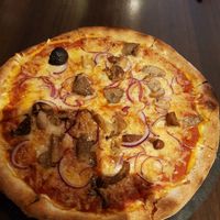 Vegan margherita with extra toppings (wild mushrooms and onions) at La Caverna in Dublin