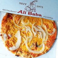 Wegańska pizza cebulowa [vegan onion pizza] at Ali Baba in Berlin