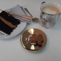 Honeycomb cake with gingerbread latte at Naked Bakery in Edinburgh