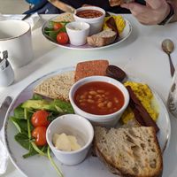 Full scottish breakfast at Naked Bakery in Edinburgh