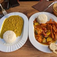 (1) Curry vegane de coco et haricots blancs, (2) légumes du jour, patates douces at Le Cocktail de Clémentine in La Charite-sur-loire