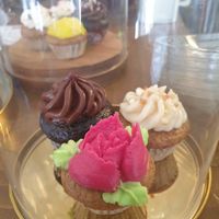 Mini cupcakes at Sweets by Pepper in Geneva