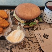Cheeseburger and nuggets at Swing Kitchen - Rosenthalerstraße in Berlin
