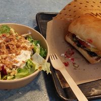 Pink edgy burger with side of coleslaw at Swing Kitchen - Rosenthalerstraße in Berlin