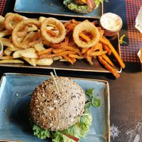 ‚Hüttenzauber’ und ‚Der Held‘, dazu der ‚Frittenmix‘ (die Onion Rings sind leider nicht vegan, es ist Milch enthalten - auf der Karte entsprechend gekennzeichnet)  at Peter Pane - Holstentor in Luebeck