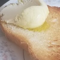 Labaneh ball on toast at Atrameez Products in Amman