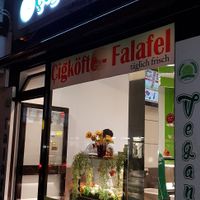 Auch nachts leicht zu finden at Veganland in Bonn