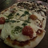 Pizza vegana mitad napo mitad champis at Cervario in Rosario