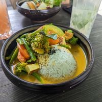 Red curry and Alma as a drink at H2 - Be Veggie - VegUp in Berlin