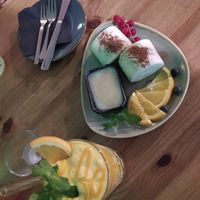 Dessert und Mango lassie at H2 - Be Veggie - VegUp in Berlin