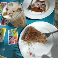 Iced Latte, veganer Karottenkuchen und veganer Zitrone-Himbeer Kuchen at Papp in Bremen