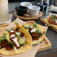 I completely forgot to take photos of our starters (guacamole and tamal🫔)… Certainly recommend them both! As a main we got two types of tacos one with jackfruit and el pastor  at Gallo Santo in Barcelona