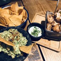Guacamole y coliflor con ‘queso’ de anacardos at Gallo Santo in Barcelona